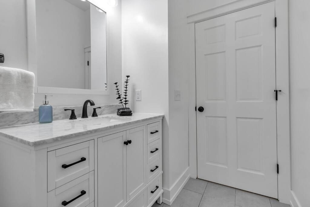 Apartamento Carriage House Loft - King Bed And Garage Parking Búfalo Exterior foto